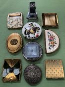 A SELECTION OF VINTAGE COMPACTS TO INCLUDE STRATTON, ZENETTE AND A VINTAGE DESK CALENDAR.
