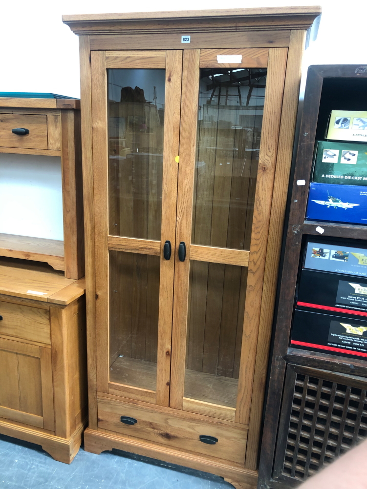 A CONTEMPORY OAK GLAZED TWO DOOR BOOKCASE 194 x 90 x 38cms