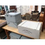 A QUANTITY OF VINTAGE STYLE CARRYING BOXES AND TIN TWIN HANDLE HAMPERS (8)