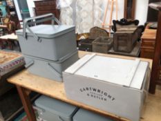 A QUANTITY OF VINTAGE STYLE CARRYING BOXES AND TIN TWIN HANDLE HAMPERS (8)