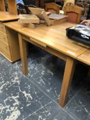 A CONTEMPORARY LIGHT OAK EXTENDING DINING TABLE. H 77 W 155 D 90cms