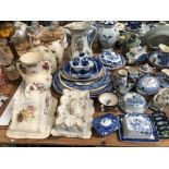 A LARGE COLLECTION OF BLUE AND WHITE WARE TO INCLUDE WOODSWARE, OLD WILLOW PATTERN, CAULDON,