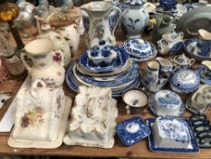 A LARGE COLLECTION OF BLUE AND WHITE WARE TO INCLUDE WOODSWARE, OLD WILLOW PATTERN, CAULDON,