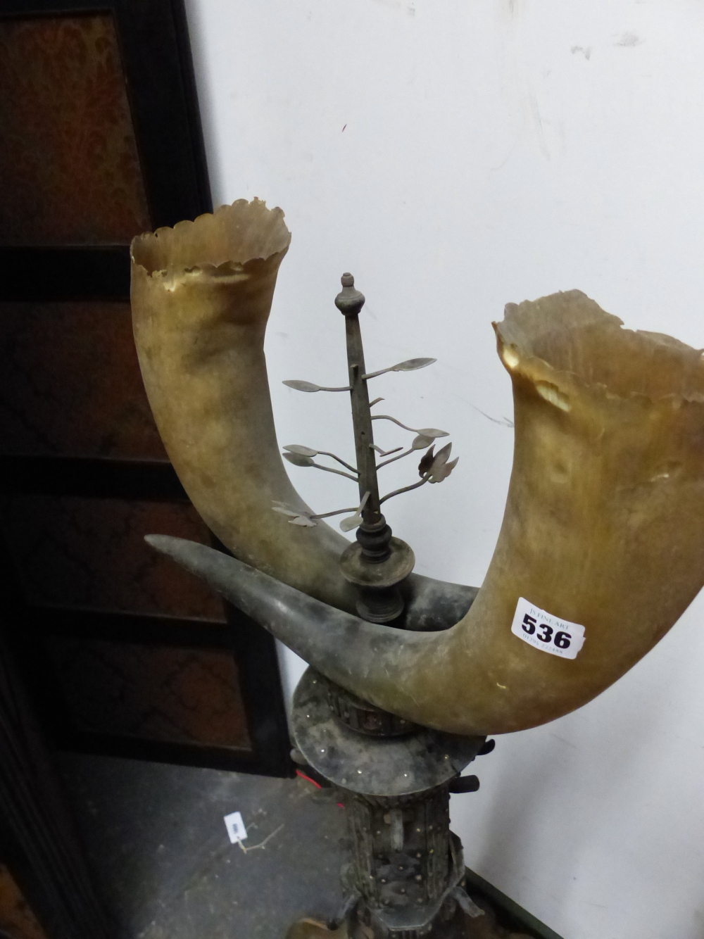 AN UNUSUAL EASTERN, HORN MOUNTED, FLOOR STANDING, CANDLE STAND CENTREPIECE. - Image 8 of 11