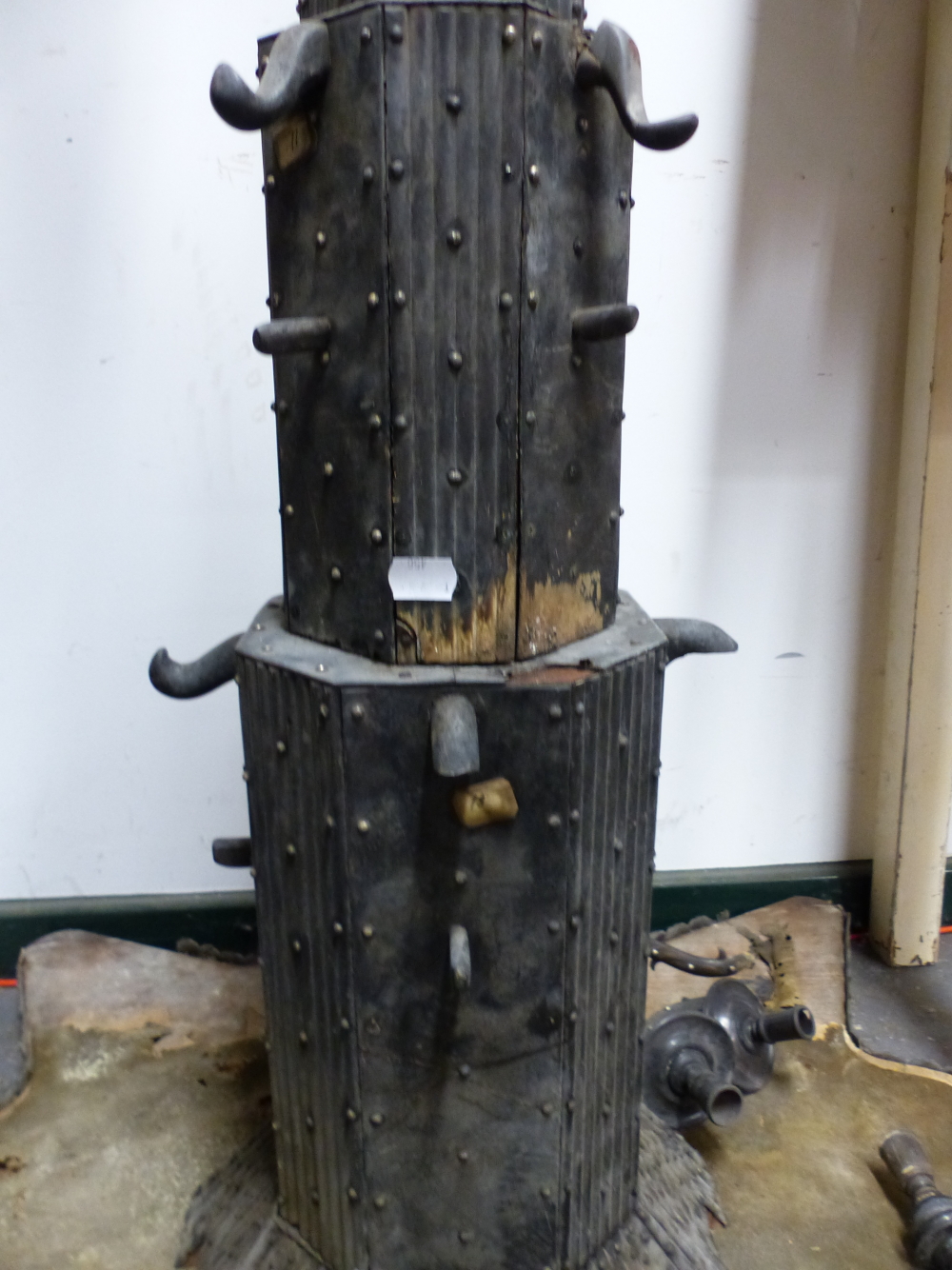 AN UNUSUAL EASTERN, HORN MOUNTED, FLOOR STANDING, CANDLE STAND CENTREPIECE. - Image 5 of 11