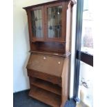 AN EDWARDIAN OAK ARTS AND CRAFTS STYLE SECRETARY BOOKCASE, LEADED GLAZED UPPER SECTION ABOVE FALL