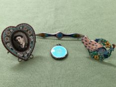 A MICRO MOSAIC MINIATURE HEART PHOTO FRAME, TOGETHER WITH TWO ENAMELED BROOCHES AND AN ENAMELED