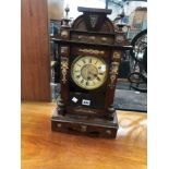 A LATE 19th C. CONTINENTAL BRASS MOUNTED MANTEL CLOCK.