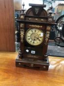 A LATE 19th C. CONTINENTAL BRASS MOUNTED MANTEL CLOCK.