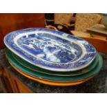 A POUNTNEY, TWO RIBSTONE AND A WILLOW PATTERN PLATTER