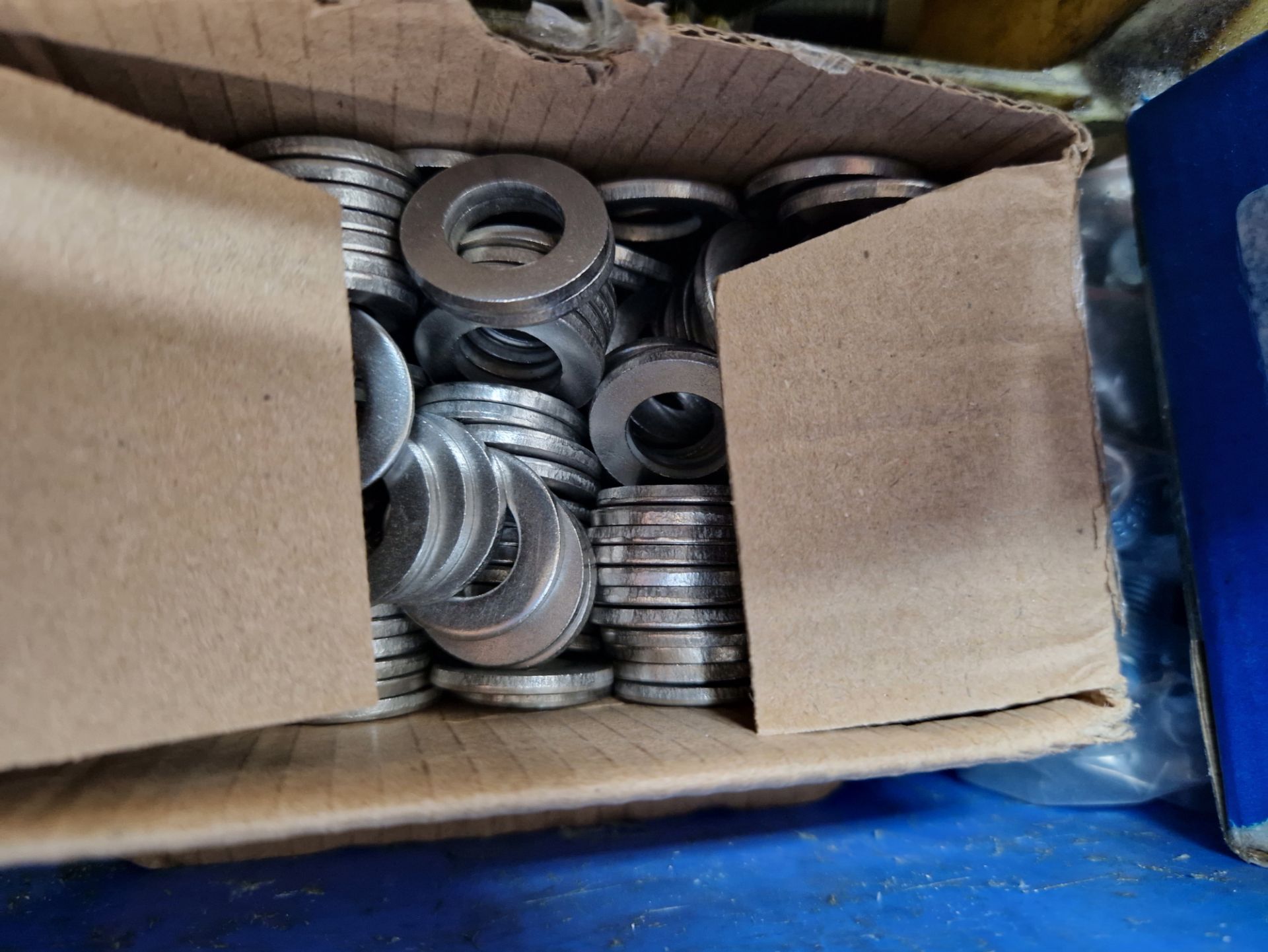 A MIXED QUANTITY OF VARIOUS NUTS BOLTS AND FIXINGS ETC - Image 11 of 14