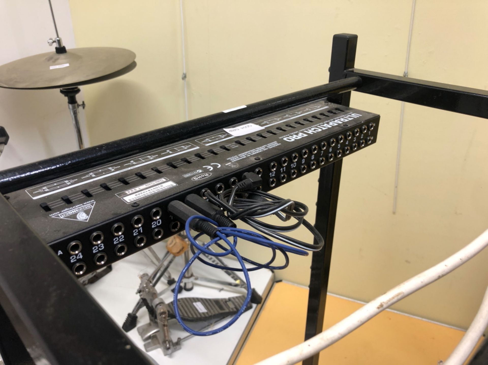 RACK MOUNT/STAND WITH BEHRINGER - ULTRA PATCH PRO 48 POINT PATCHBAY 51 x x 91 x 38 cms, MODEL - Image 8 of 8
