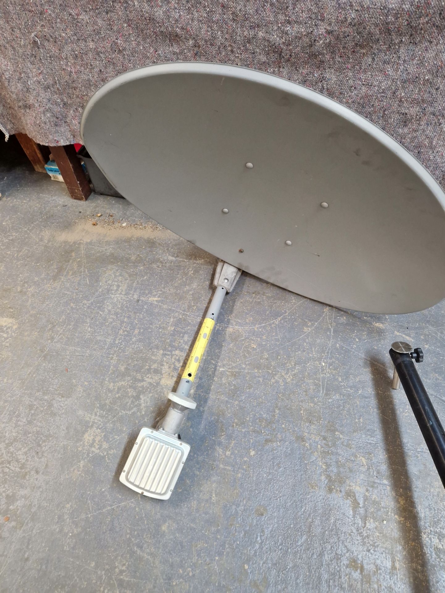 A WELL ENGINEERED BESPOKE MADE SATELLITE DISH TRIPOD STAND WITH DISH. - Image 12 of 12