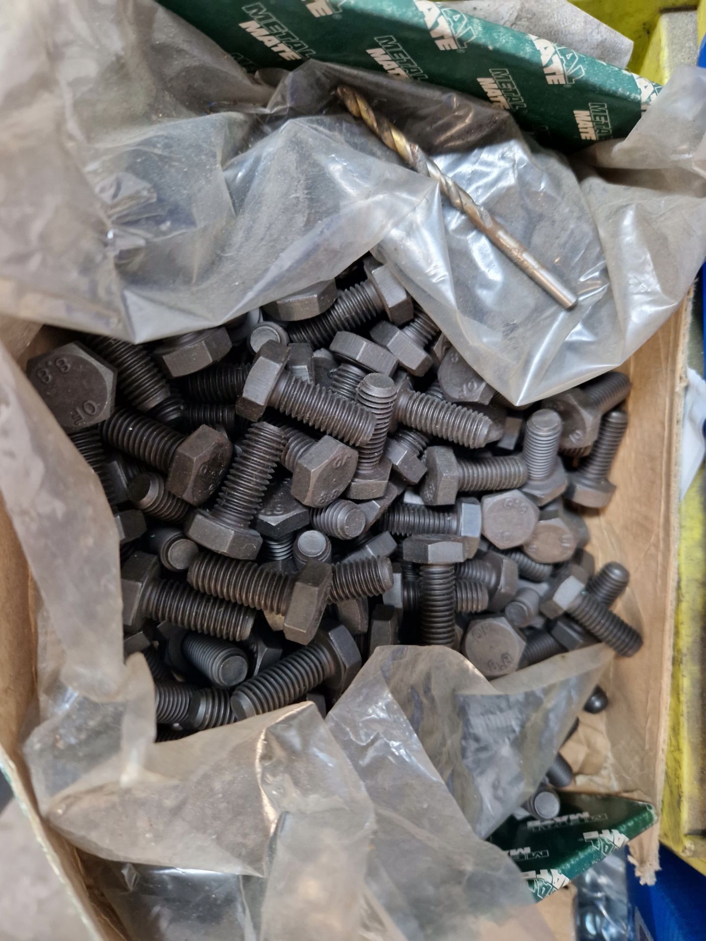 A MIXED QUANTITY OF VARIOUS NUTS BOLTS AND FIXINGS ETC - Image 8 of 14
