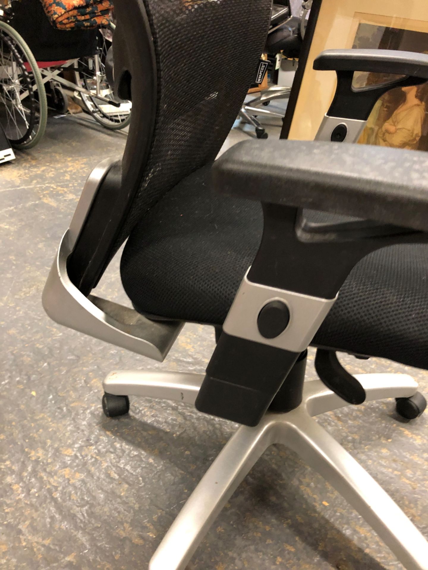 A STAPLES ERGONOMIC OFFICE CHAIR. - Image 6 of 8