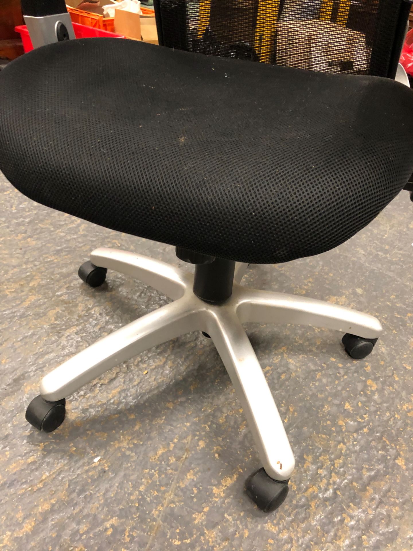 A STAPLES ERGONOMIC OFFICE CHAIR. - Image 2 of 8