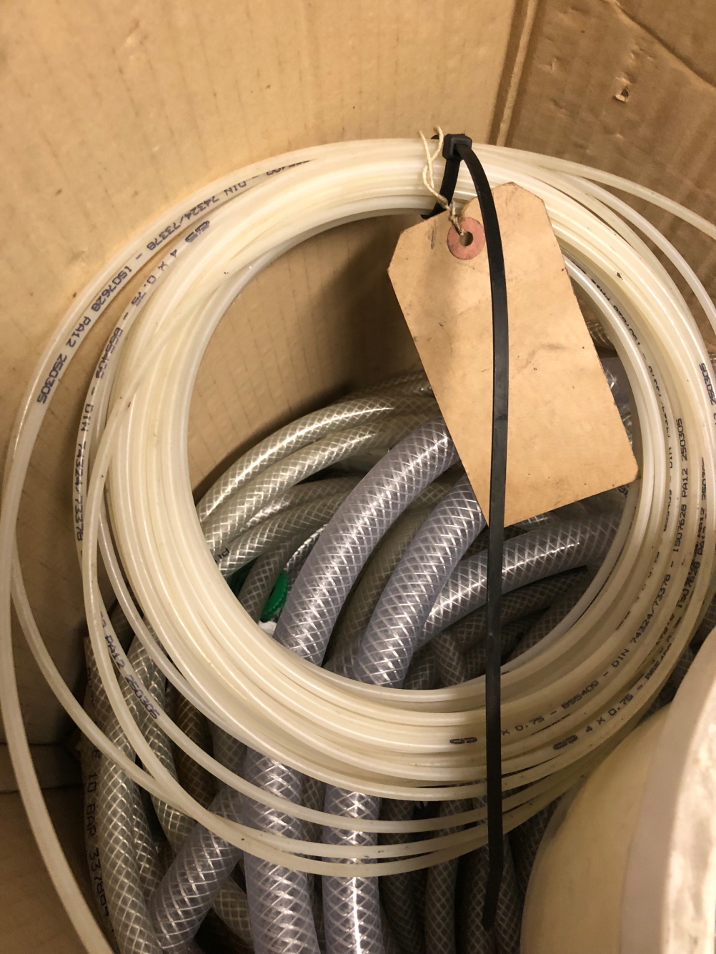 A BOX OF VARIOUS PRESSURE NYLON AIR HOSE AND FITTINGS - Image 2 of 3