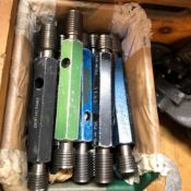 A LARGE QUANTITY OF SCREW PLUG GUAGES TO INCLUDE COVENTRY, TAYLORS. MATRIX, HEADLAND, ETC,
