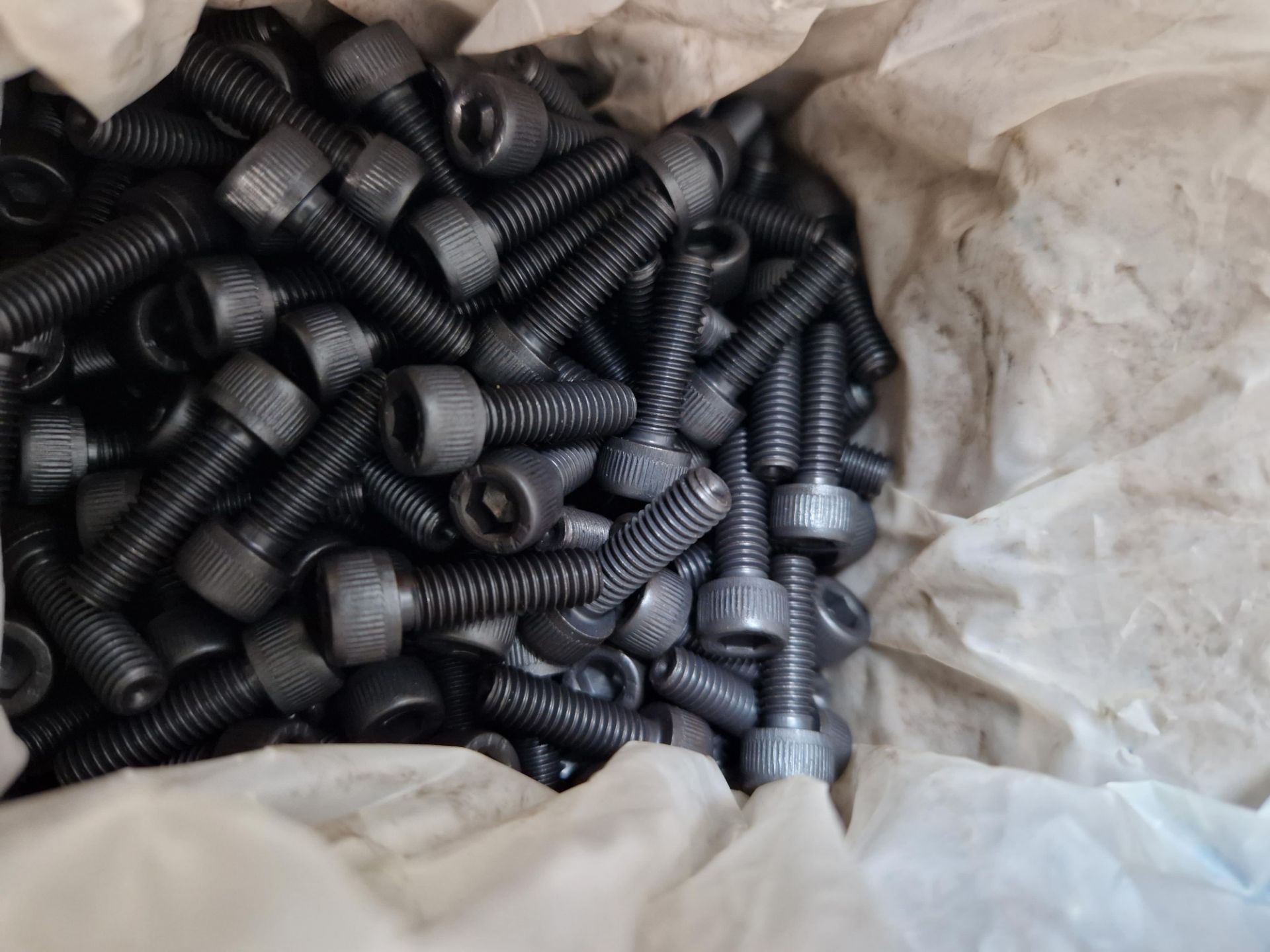 A MIXED QUANTITY OF VARIOUS NUTS BOLTS AND FIXINGS ETC - Image 6 of 14