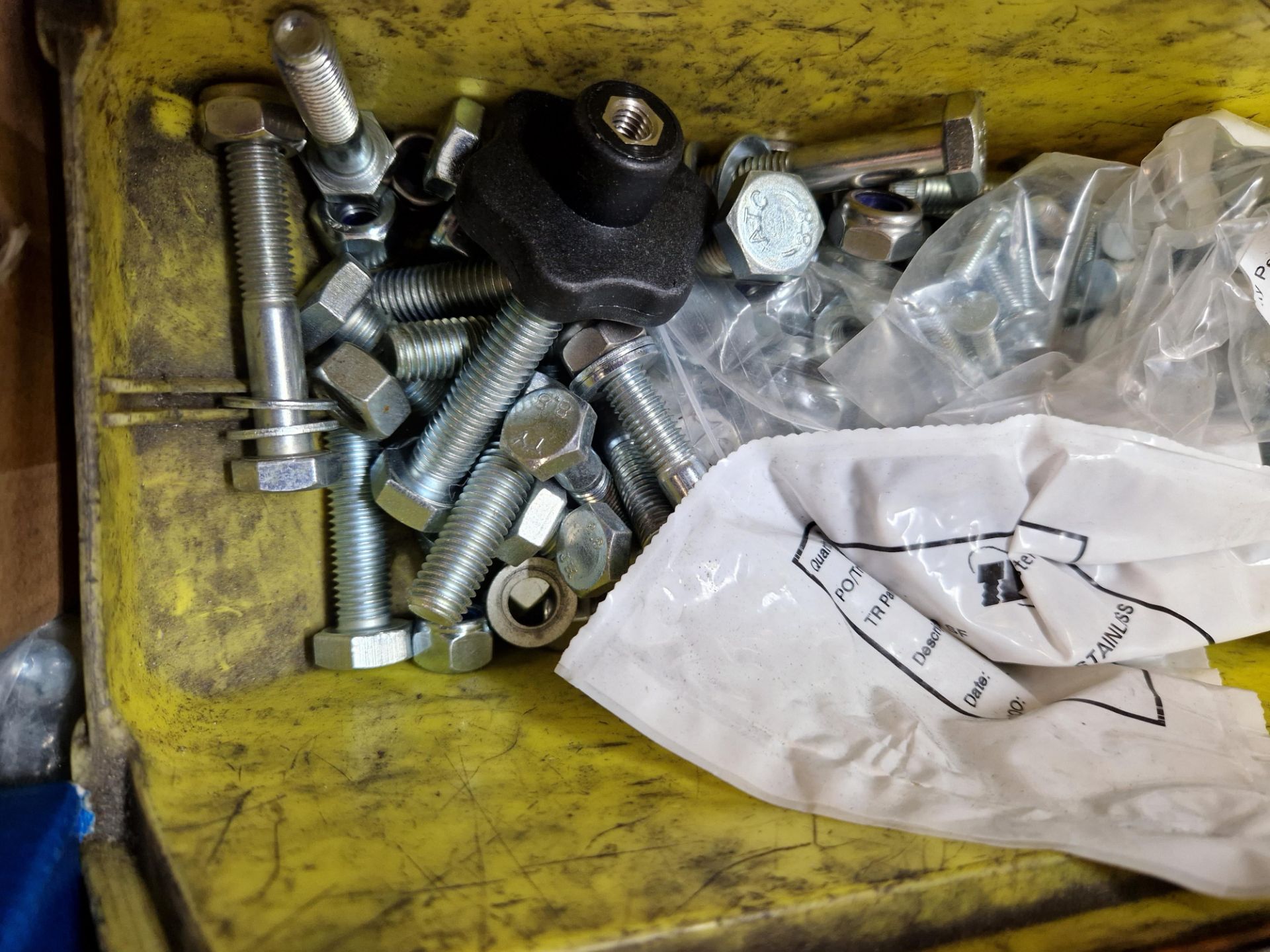 A MIXED QUANTITY OF VARIOUS NUTS BOLTS AND FIXINGS ETC - Image 5 of 14