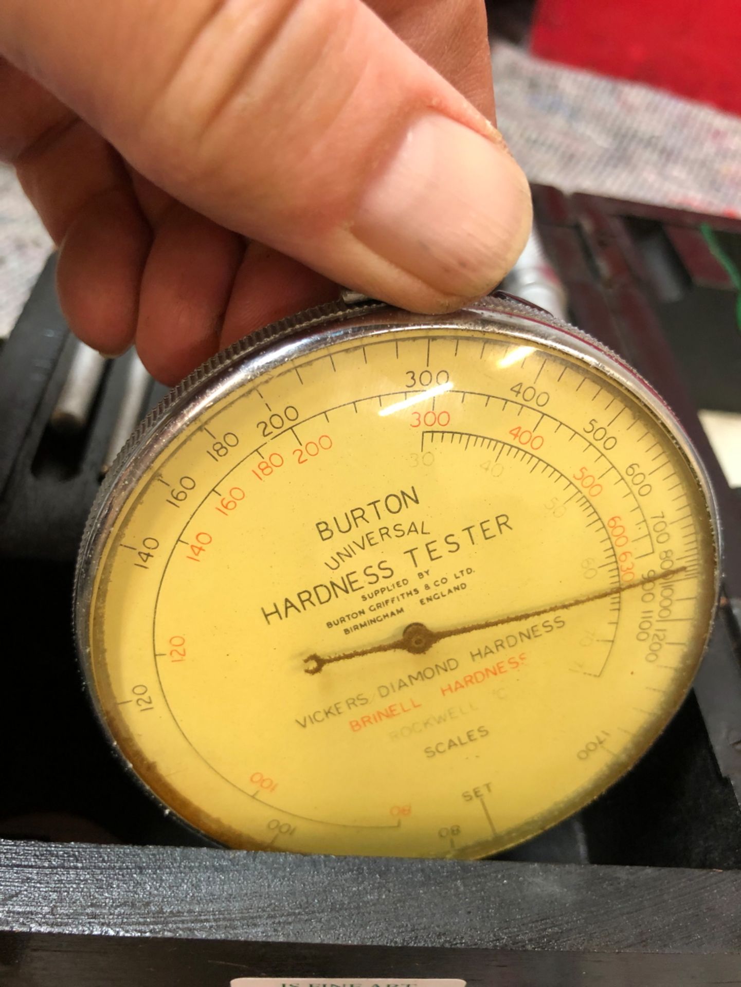 A BURTON UNIVERSAL HARDNESS TESTER IN CASE WITH INSTRUCTIONS. - Image 2 of 6