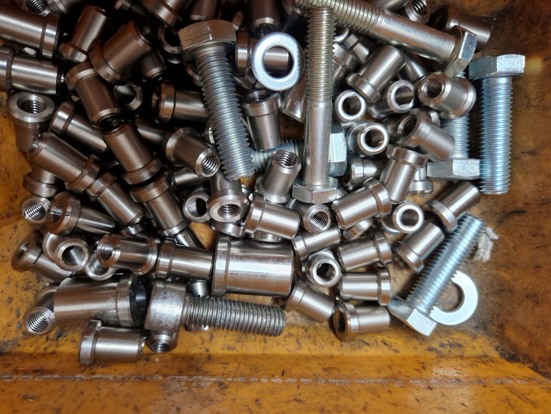 A MIXED QUANTITY OF VARIOUS NUTS BOLTS AND FIXINGS ETC - Image 10 of 14