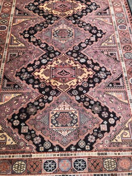 A MACHINE MADE RUG OF CAUCASIAN DESIGN 240 x 170cms - Bild 3 aus 3