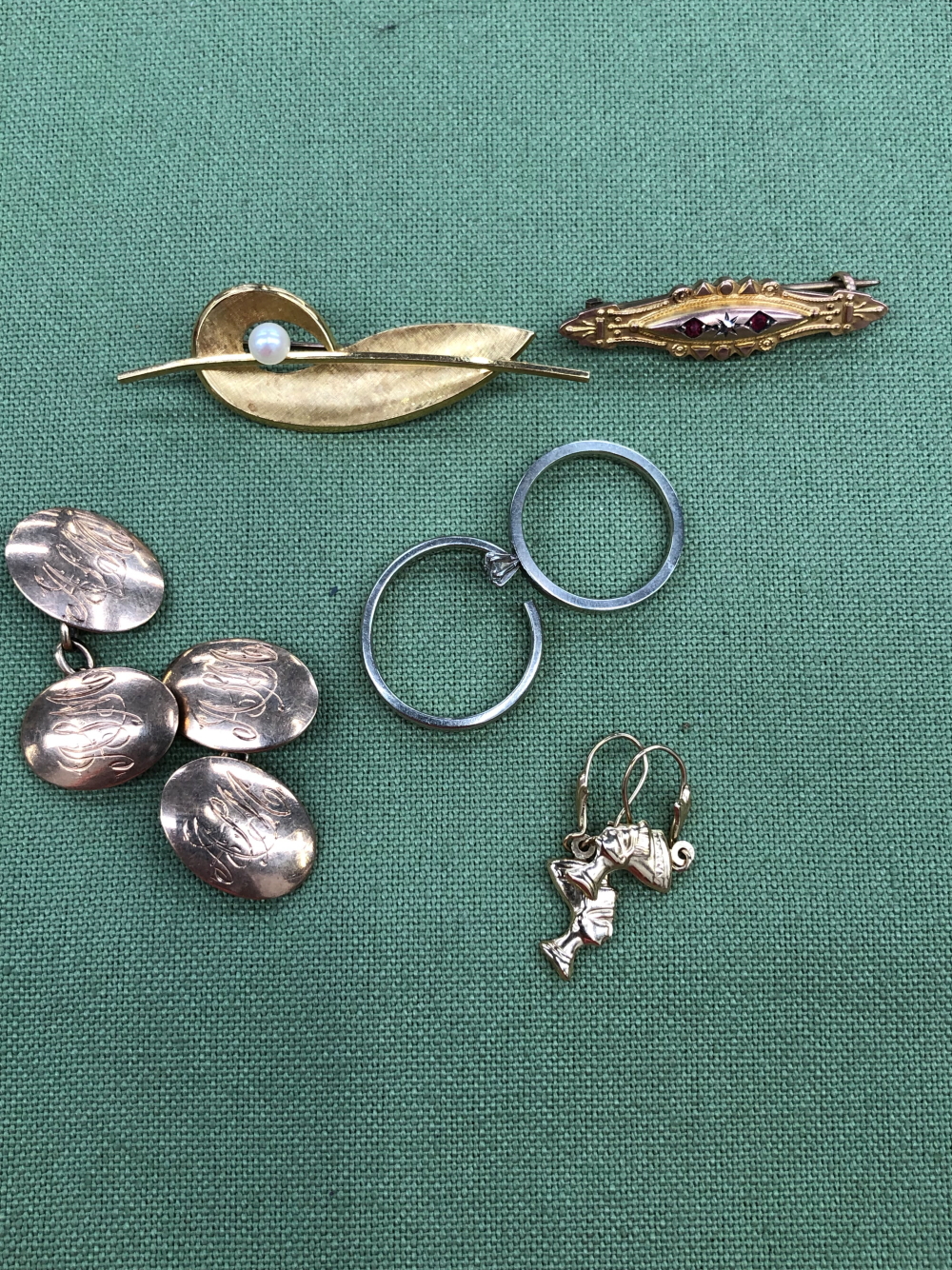 AN CONTEMPORARY PEARL SET DESIGNER BROOCH, UNHALLMARKED, ASSESSED AS 18ct GOLD, AN EDWARDIAN 9ct