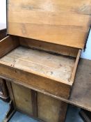 A LATE 19th/EARLY 20th C. OAK CLERKS DESK WITH A SLOPING LID OVER A COMPARTMENT AND A CUPBOARD TO