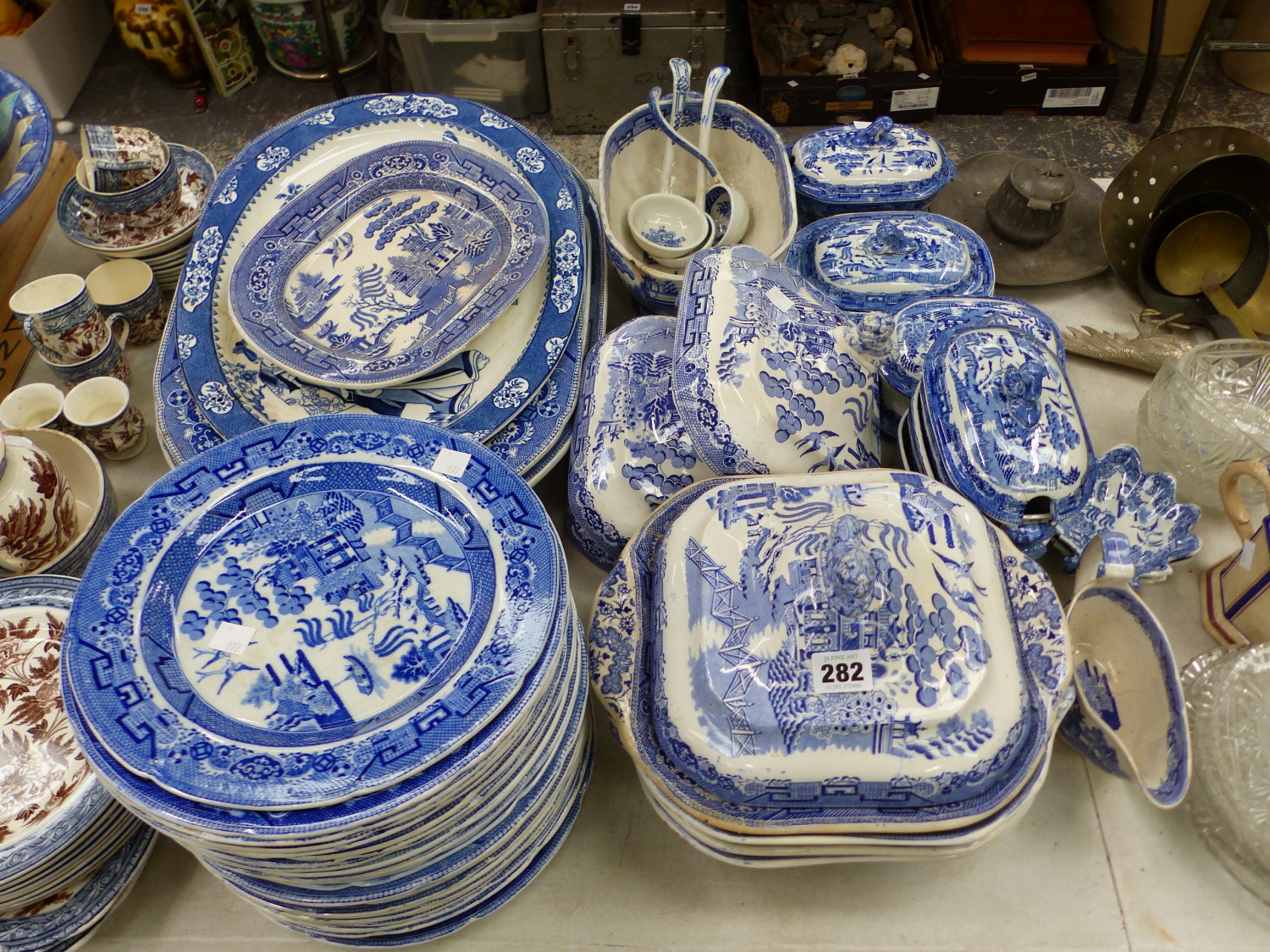 A QUANTITY OF BLUE AND WHITE WILLOW PATTERN WARES TOGETHER WITH WEDGWOOD COFFEE AND DESSERT