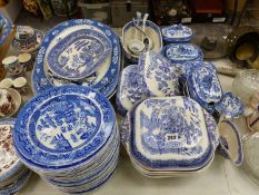 A QUANTITY OF BLUE AND WHITE WILLOW PATTERN WARES TOGETHER WITH WEDGWOOD COFFEE AND DESSERT