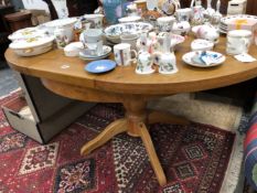 A LATE 20th C. OAK EXTENDING OVAL TABLE SUPPORTED ON A BALUSTER COLUMN AND FOUR LEGS. W 145 x D