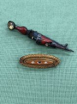 AN VICTORIAN HALLMARKED 15ct GOLD SAPPHIRE AND PEARL BROOCH, DATED 1898, CHESTER, TOGETHER WITH A
