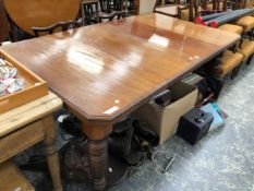 A VICTORIAN MAHOGANY DINING TABLE WITH TWO LEAVES, THE ENDS WITH CANTED CORNERS ABOVE FLUTED