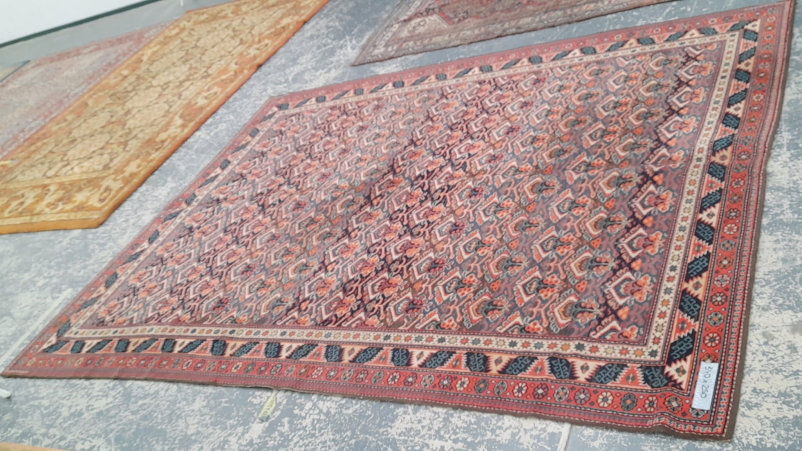 A MACHINE MADE CARPET OF PERSIAN DESIGN 340 x 250cms - Bild 2 aus 3