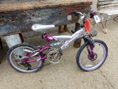 A MALIBU JUNIORS GIRL MOUNTAIN BIKE