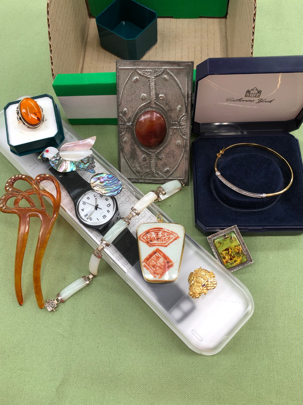 A SWATCH WATCH IN ORIGINAL BOX, A 9ct GOLD AND CZ BANGLE, A SILVER AND AMBER RING, COSTUME BROOCHES,