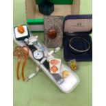A SWATCH WATCH IN ORIGINAL BOX, A 9ct GOLD AND CZ BANGLE, A SILVER AND AMBER RING, COSTUME BROOCHES,