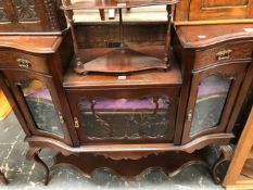 A LATE VICTORIAN MAHOGANY SIDE CABINET, THE CENTRAL SHELF RECESSED BELOW FLANKING DRAWERS WITH BLIND