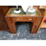 AN ART DECO WALNUT DESK WITH A LEATHER INSET TOP ABOVE A KNEEHOLE DRAWER. W 91 x D 53 x H 77cms.