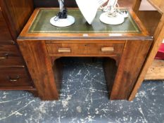 AN ART DECO WALNUT DESK WITH A LEATHER INSET TOP ABOVE A KNEEHOLE DRAWER. W 91 x D 53 x H 77cms.