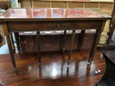 A GEORGE III MAHOGANY GAMES TABLE OPENING ON A SINGLE GATE. W 71 x D 40 x H 58cms TOGETHER WITH A