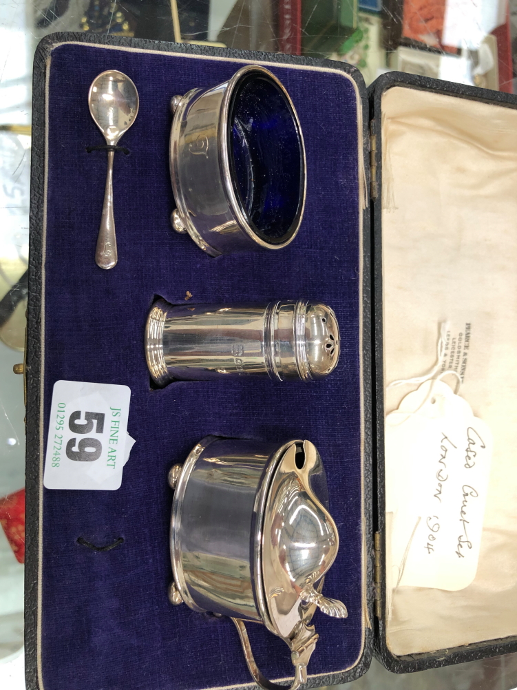 A HALLMARKED SILVER THREE PIECE CRUET SET CASED, DATED 1904, LONDON. - Bild 3 aus 6