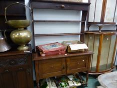 A MID 20th C. OAK DRESSER WITH OPEN THREE SHELF BACK, THE DOORS OF THE BASE EACH CENTRED BY A