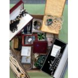 A QUANTITY OF VINTAGE COSTUME JEWELLERY TO INCLUDE BROOCHES, NECKLACES, WATCHES, COMPACTS, AND A