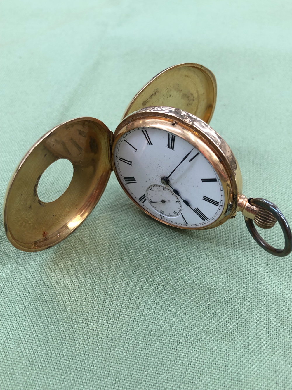 A CONTINENTAL 18ct STAMPED HALF HUNTER POCKET WATCH, ASSESSED AS 18ct GOLD, MONOGRAM ENGRAVED TO THE