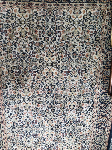 A MACHINE MADE RUG OF PERSIAN TABRIZ DESIGN 190 x 126 cms - Bild 3 aus 3