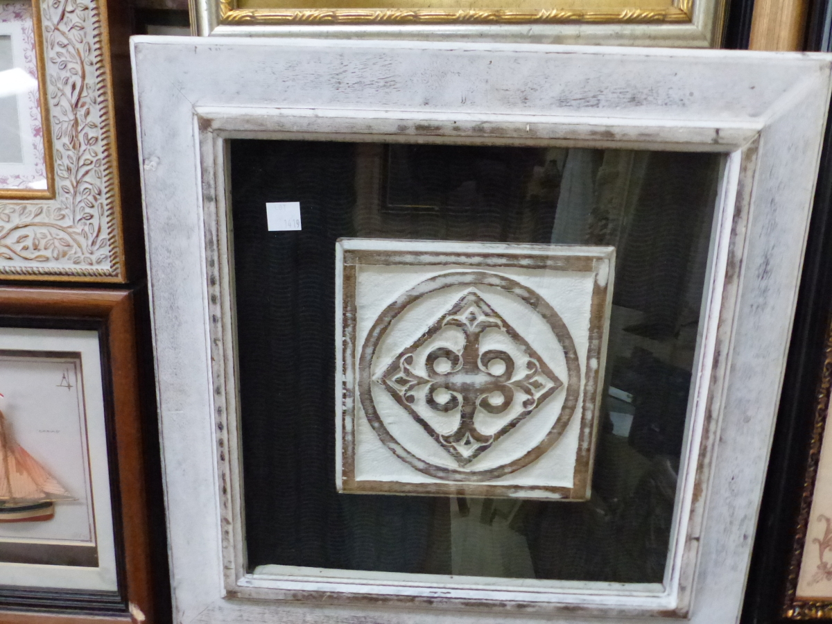 A LARGE COLLECTION OF GILT FRAMED AND OTHER FURNISHING PRINTS ETC. - Bild 8 aus 15