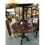 A 19th C. YEW WOOD TILT TOP CIRCULAR TABLE, THE BALUSTER COLUMN ON A TRIPOD WITH LONG NOSE CLUB