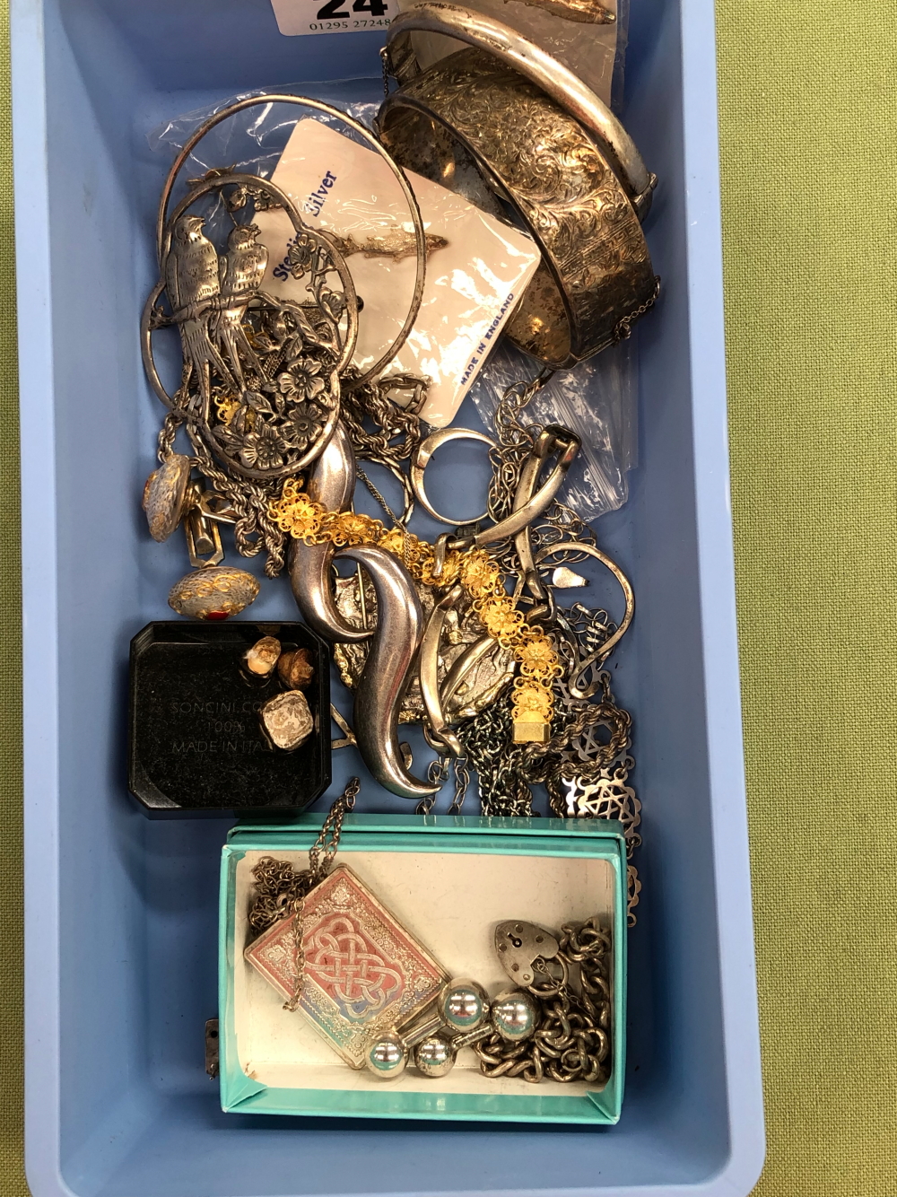 VARIOUS SILVER JEWELLERY AND COSTUME PIECES TO INCLUDE SILVER BANGLES, GOLD TEETH CAPS, (GROSS